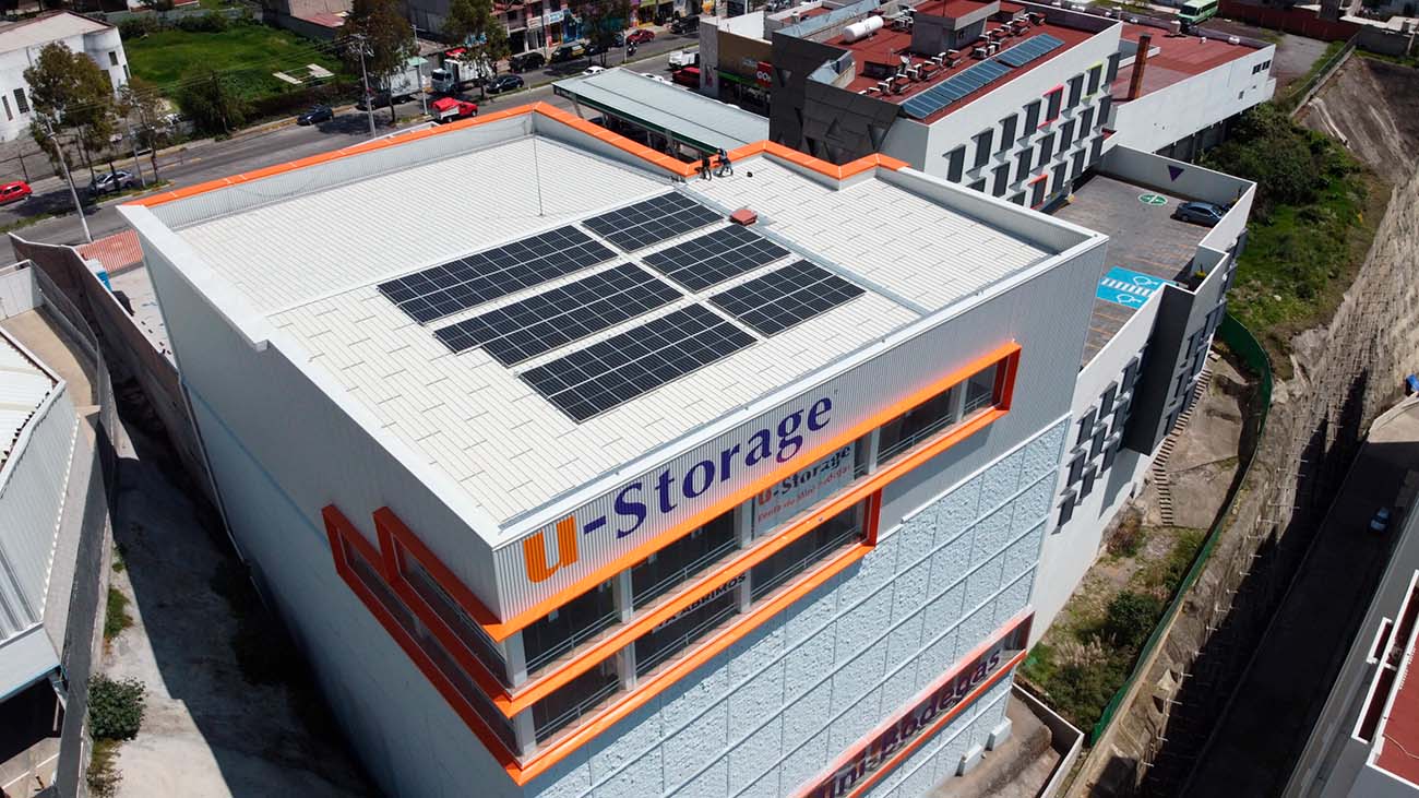 Fibra Storage instala paneles solares en distintas sucursales con la ayuda de Caliza
