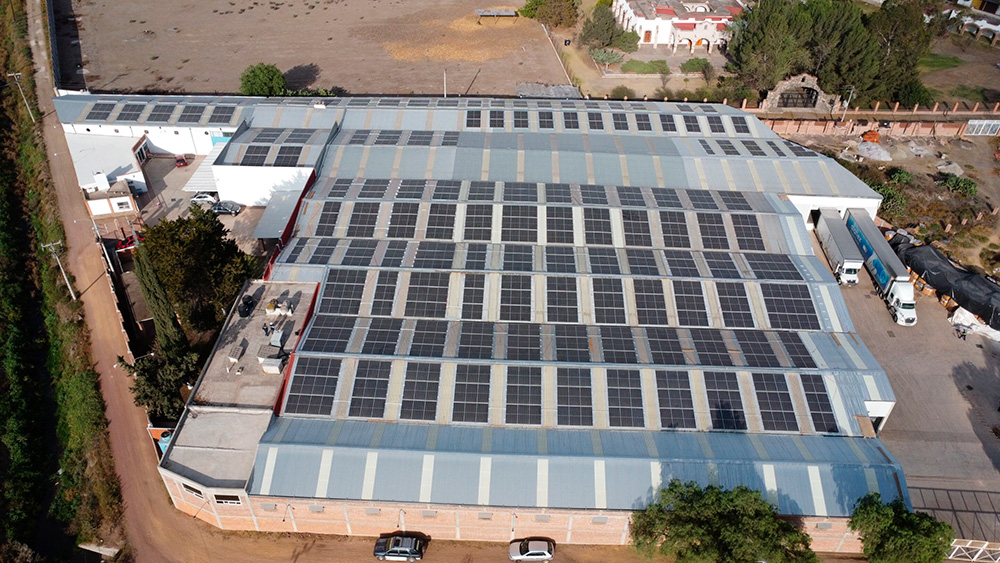 Los beneficios de los paneles solares para la industria y panorama en México